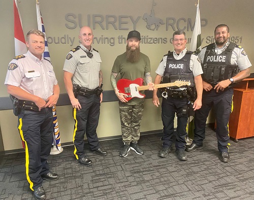 Photo de la guitare recouvrée et de policiers de la GRC de Surrey 