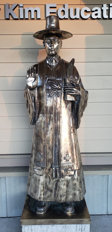 Statue de bronze de deux mètres de haut représentant St. Andrew Kim.