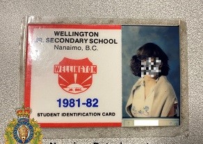 Carte d’identité du secondaire de premier cycle de Lori, datant de 1981 (visage et nom de famille brouillés)
