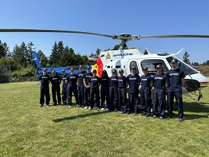Jeunes devant un hélicoptère de la GRC