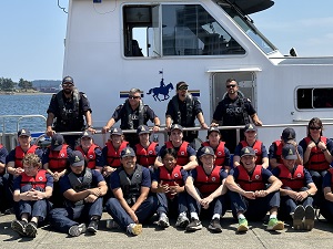 Jeunes devant un navire des Services maritimes de la côte Ouest