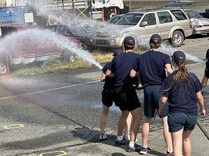 Jeunes manipulant un tuyau d’incendie pendant une formation