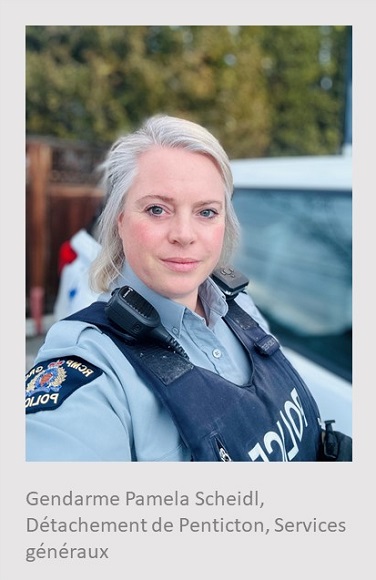 Femme blanche debout devant un véhicule de police et portant un uniforme de la GRC. Sous la photo, on peut lire : Gendarme Pamela Scheidl, Détachement de Penticton.