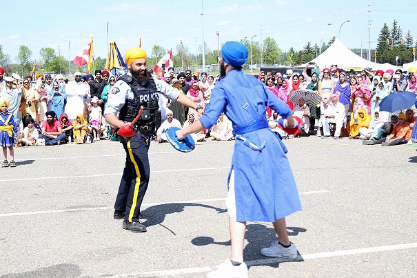 Photo d’un membre de la GRC effectuant une danse traditionnelle lors du défilé du Vaisakhi de 2023