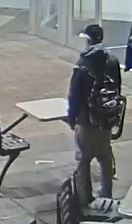 Image de vidéosurveillance dans laquelle on voit le suspect de dos à l’extérieur du centre commercial.