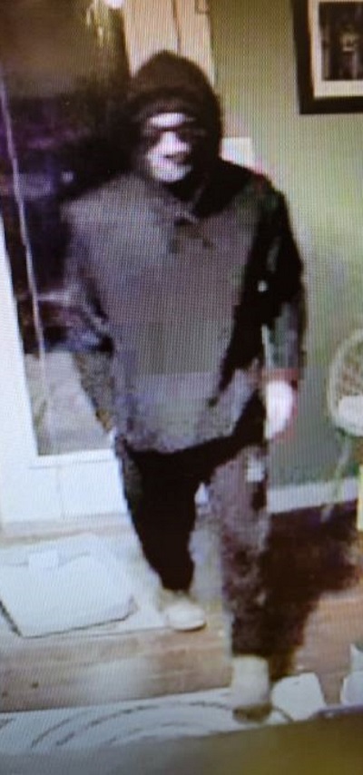 le suspect no 4, qui porte des lunettes de soleil foncées et un masque blanc et est vêtu d’un chandail à capuchon noir, d’un pantalon noir ainsi que de chaussures et gants clairs